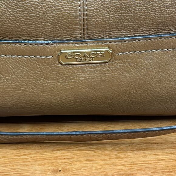 Coach British Tan Leather Hobo Adj. Strap 2 Way Shoulder Zip Close - Picture 3 of 16